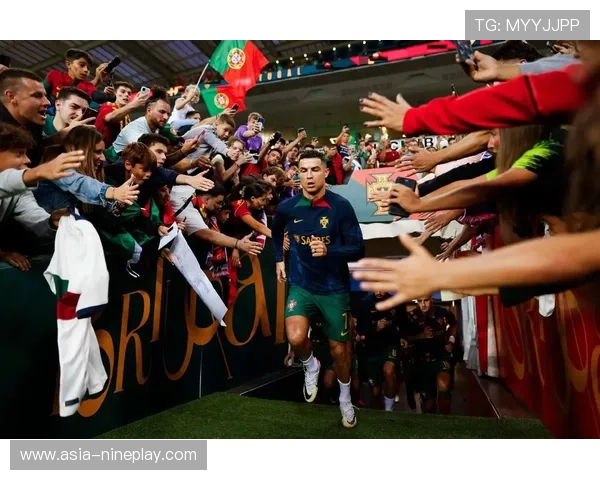 以足球巨星C罗为中心描绘激情绿茵赛场壮丽画卷