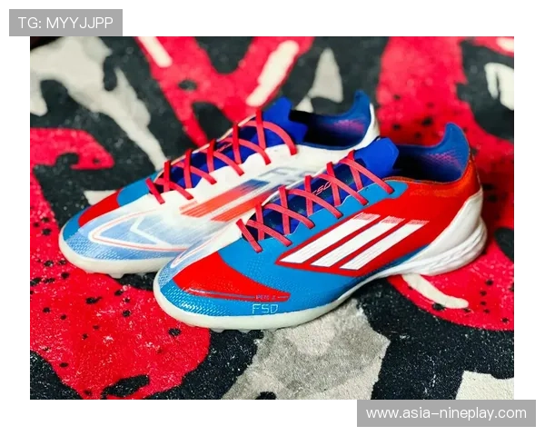 纯白色x足球鞋球星上脚展现运动风尚与潮流碰撞