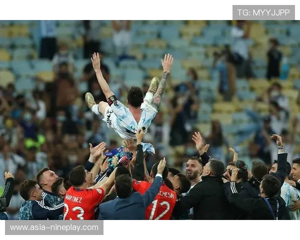 足球巨星暮年征程启示录坚守与告别交织的人生篇章