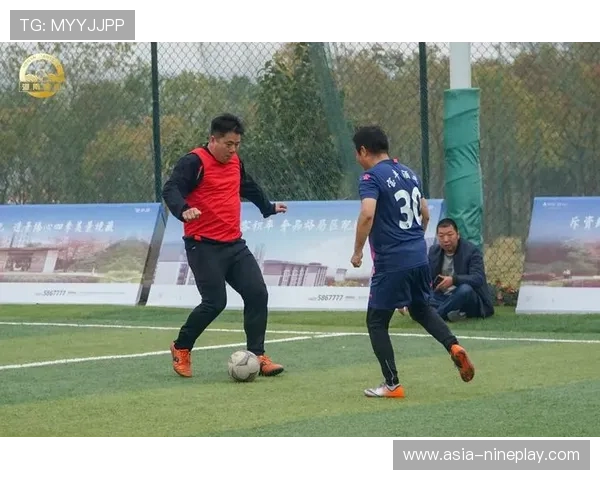 足球明星与家人共赏大名单揭晓时刻 温馨画面感动球迷 足球明星与家人共赏大名单揭晓时刻 温馨画面感动球迷