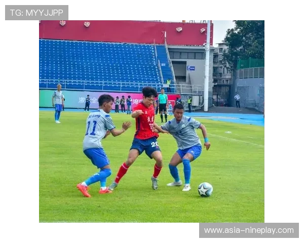 足球明星骑电动车现身街头引热议网友纷纷点赞支持环保出行方式